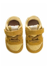 Scarpe sportive con una parte superiore in suede tan e mesh, dotate di una fascia in Velcro e lacci. Punta arrotondata e suola in gomma ammortizzata.