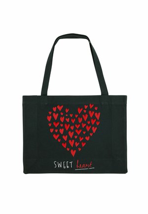 Zwarte stoffen boodschaptas met een patroon van rode harten, bestaande uit kleinere harten; heeft de tekst "SWEET heart" in het wit onderaan.