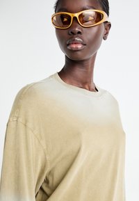 Weekday OVERSIZED DOUBLE DYED LONGSLEEVE TOP - Pikkade varrukatega topp - dark beige fade