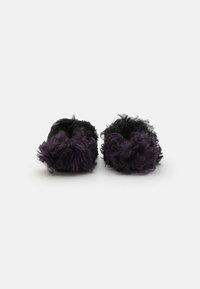Furry tofflor i svart och lila, med en rundad form, mjuk textur och tät, lockig material. Ingen synlig hårdvara eller detaljer.