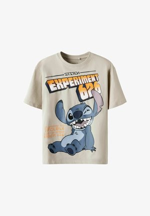 T-shirt in cotone grigio con una grande grafica di Stitch. Il testo recita "EXPERIMENT 626" in grassetto nero e arancione, con ulteriore testo più piccolo sottostante.