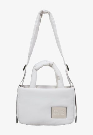Bolso blanco acolchado con una correa y asas acolchadas. Presenta una forma rectangular y un discreto parche de logo en beige en la parte frontal.