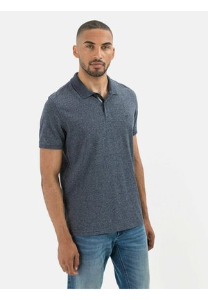 Marine polo shirt met korte mouwen, gemêleerde stof en een kraag, gedragen met lichtblauwe jeans, met een subtiel logo op de borst.
