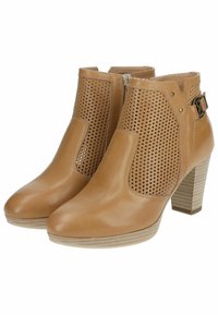 Bottines en cuir tan avec un design perforé, fermeture éclair sur le côté et épais talon bloc. Comprend une sangle avec un accent de boucle.