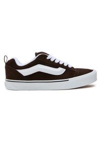 Brune semskede sneakers med en hvit swoosh, hvit snøring, svart stripe og teksturert gummisåle. Bakre trekkflik inkludert.