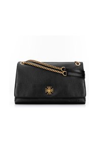 Sac en cuir noir à bandoulière avec une chaîne en or, des accessoires en or et un emblème de logo à l'avant. Texture lisse avec un design pliable.