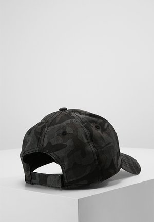 Casquette de baseball camouflage noire et gris foncé avec une sangle arrière ajustable, présentée sur une surface blanche.