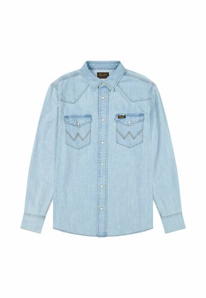 Lichtblauwe denim blouse met lange mouwen en drukknopen, twee borstzakken met klep en zigzagstiksels, kraag en Wrangler-label.