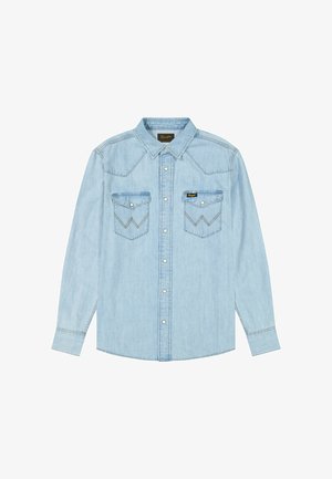 Lichtblauwe denim blouse met lange mouwen en drukknopen, twee borstzakken met klep en zigzagstiksels, kraag en Wrangler-label.