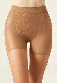 Tan shapewear-shorts med texturerat bikake-mönster, sömlös finish och elastisk midja, designade för komfort och lätt kontroll.