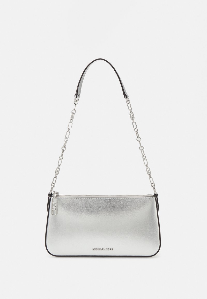 Sac à main en cuir argenté avec une courte bandoulière chaîne argentée et un détail en cuir noir, avec une fermeture éclair et un logo Michael Kors discret.