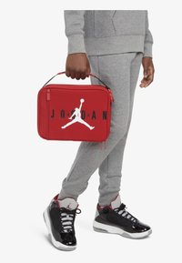 Jordan LUNCH TOTE UNISEX - Pietų dėžutė - gym red