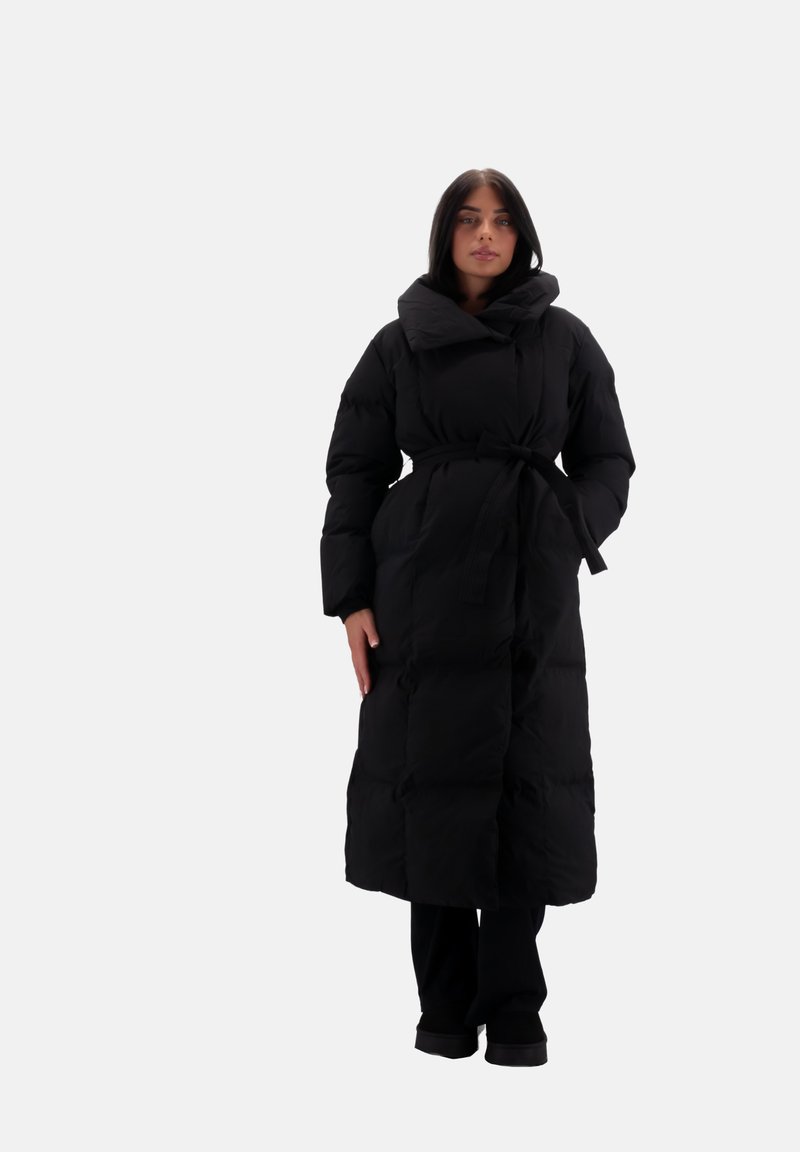 Abrigo largo acolchado negro con capucha, cintura con cinturón y patrón acolchado vertical, que presenta un corte relajado y una textura suave.