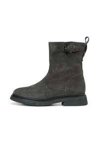 Grijze suède enkelboot met een ronde neus, een zijgesp en een gestructureerde zwarte rubberen zool. Glad oppervlak met contrasterende stiksels.