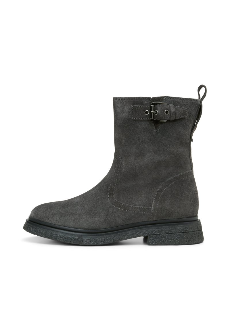 Grijze suède enkelboot met een ronde neus, een zijgesp en een gestructureerde zwarte rubberen zool. Glad oppervlak met contrasterende stiksels.