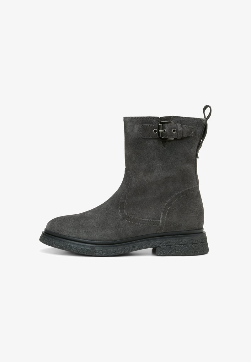 Graue Wildleder-Stiefelette mit runder Zehenpartie, seitlichem Schnallen-Detail und einer strukturierten schwarzen Gummisohle. Glatte Textur mit kontrastierendem Nähen.
