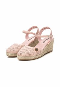 Sandali con zeppa rosa, caratterizzati da un design perforato, cinturino alla caviglia regolabile e dettagli in juta intrecciata sulla suola intermedia e sul tacco.