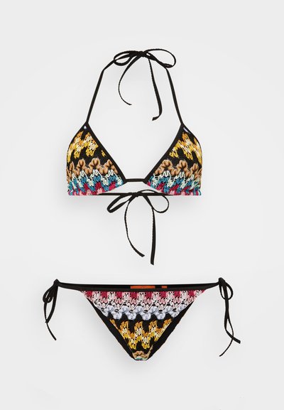Schwarzes gehäkeltes Bikini-Set mit einem dreieckigen Oberteil und einem gebundenen Unterteil, versehen mit bunten Zickzackmustern in Blau, Gelb, Rot und Weiß.