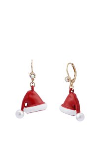 Röda tomtehuvaörhängen med vit kant, prydda med konstgjorda pärlor och en guldfärgad ring. Har en glänsande yta och en liten kristallaccent.