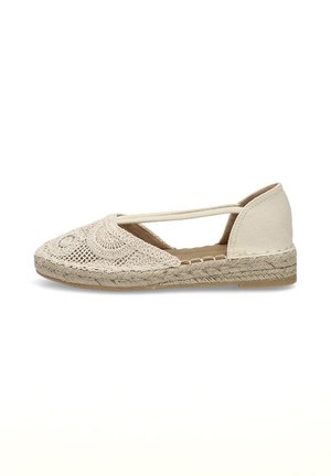 Espadrille beige con una parte superior de tela de ganchillo, suela de cuerda de yute y forro suave, que presenta una correa a través del pie para un ajuste seguro.