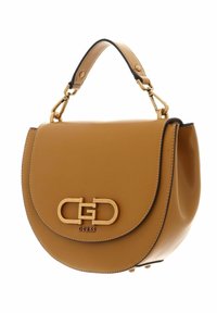 Borsa a mano in pelle color tan con forma arrotondata, hardware dorato e un logo prominente. Presenta una maniglia superiore e bordi neri a contrasto.