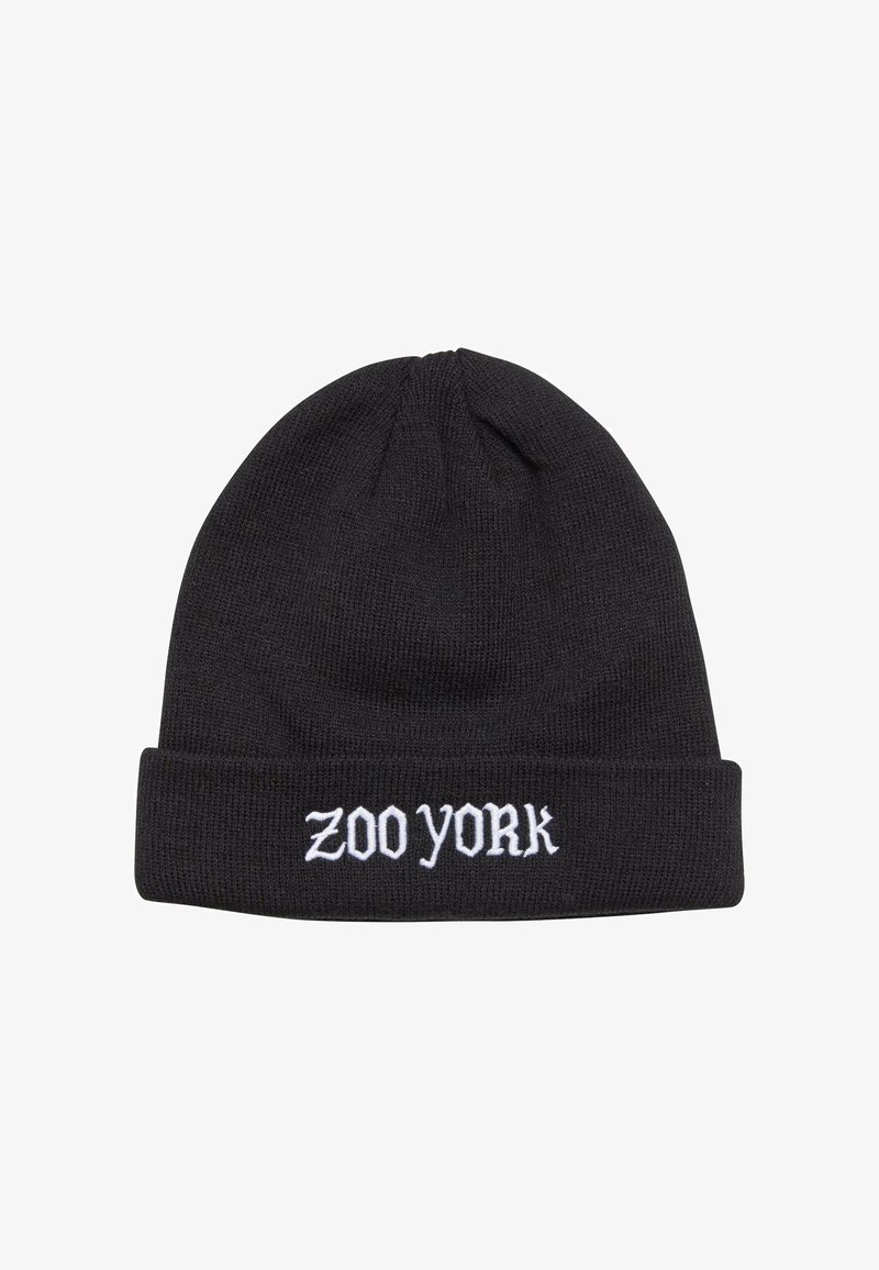 Fekete kötött sapka hajtott peremmel és fehér hímzett felirattal az elején, ami "ZOO YORK" feliratot tartalmaz. Puha tapintás, szoros illeszkedés.