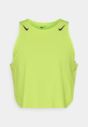 Top de trening verde fără mâneci, realizat dintr-un material ușor, cu logo-uri negre Nike pe umeri și un design lejer.