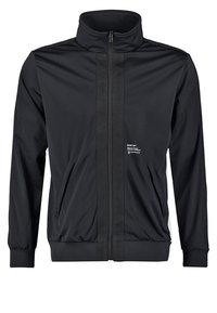 Veste de survêtement noire zippée avec col montant, poches latérales, poignets et ourlet côtelés, et petit logo texte blanc sur la poitrine gauche.