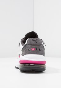 Vue arrière d'une sneaker Puma grise, blanche et rose avec un coussin d'air visible au talon et le logo "CELL" sur le tab de talon en daim.