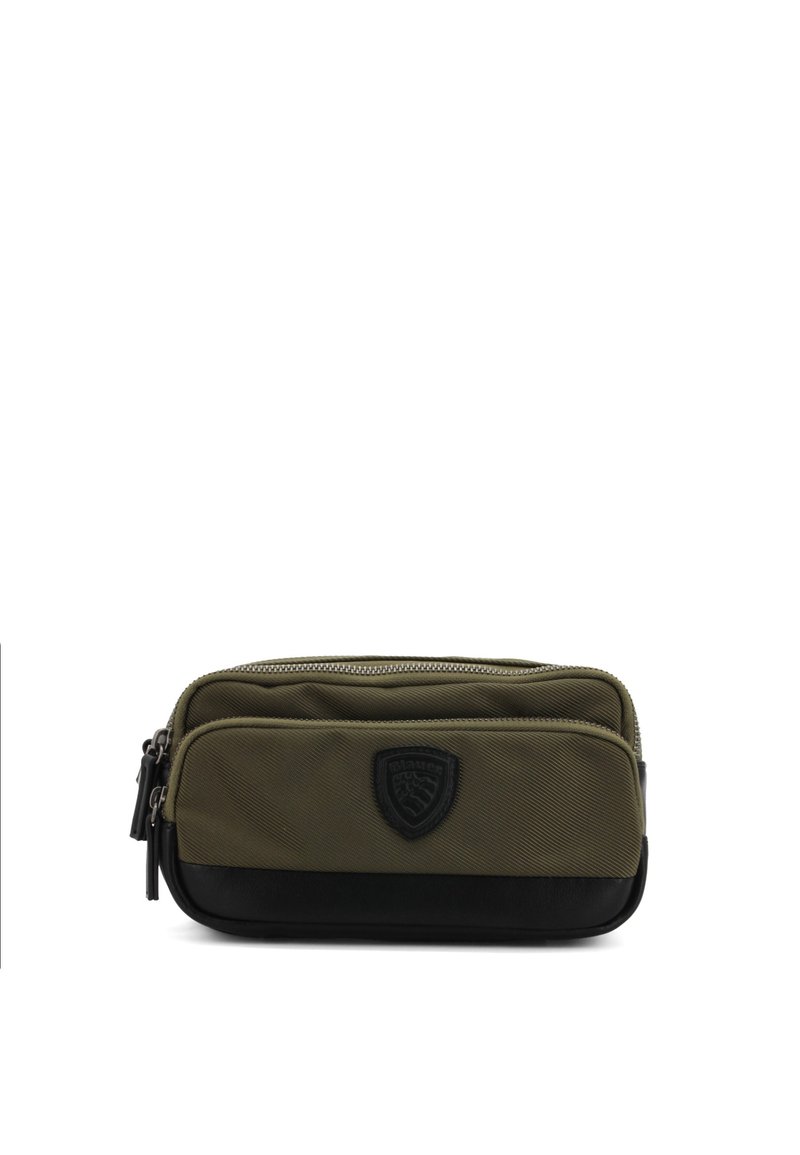 Borsetta in nylon verde oliva con fondo nero, dotata di chiusura a zip e logo a scudo sul fronte. Design compatto e rettangolare.