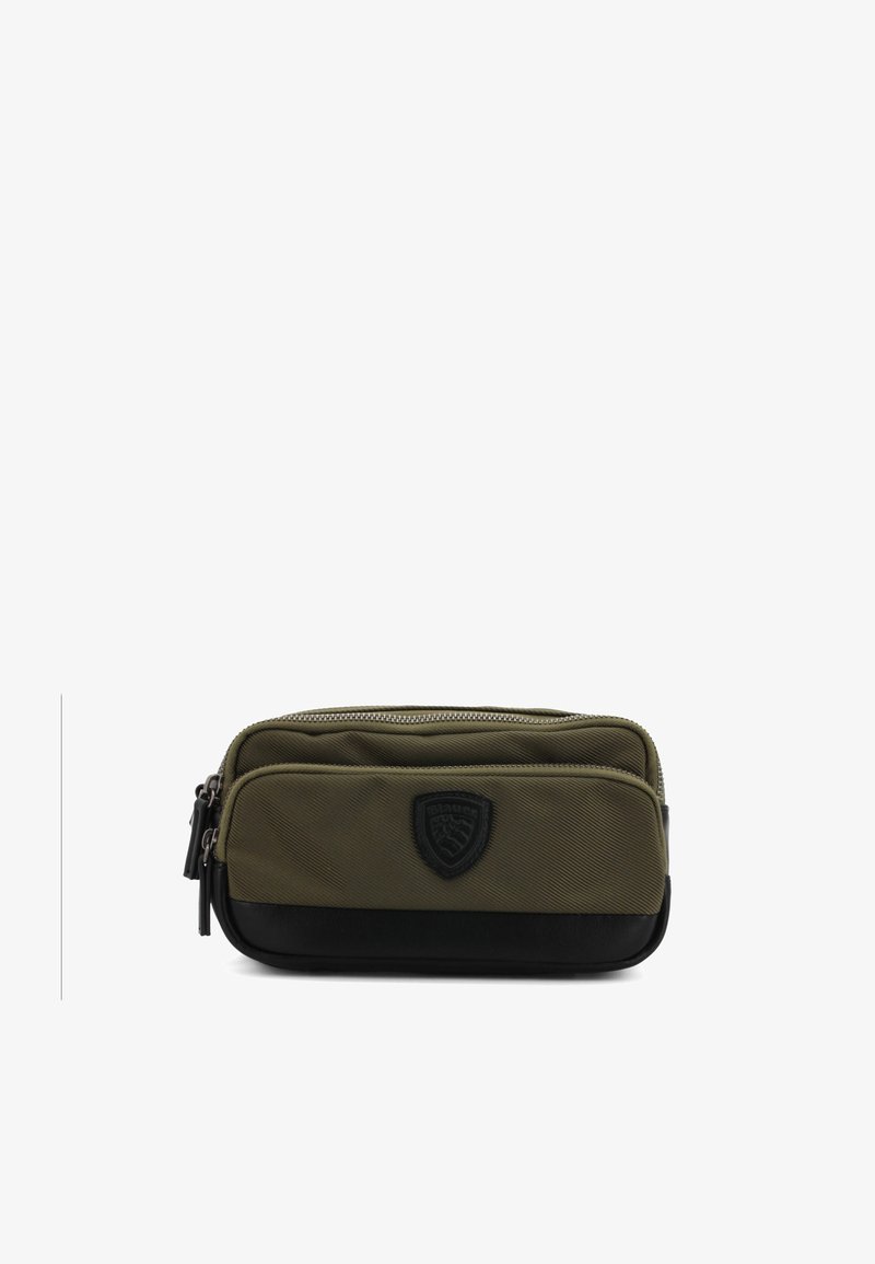 Borsetta in nylon verde oliva con fondo nero, dotata di chiusura a zip e logo a scudo sul fronte. Design compatto e rettangolare.