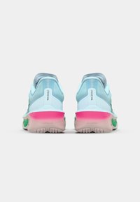 Scarpe sportive di colore blu chiaro con una parte superiore liscia, dettagli verdi e una suola con gradiente rosa e un motivo di battistrada testurizzato.