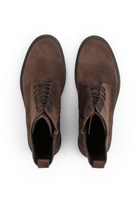 Brune nubuck ankelstøvler med en glat tekstur, der har snøring foran, lynlåse i siden og en robust gummisål.