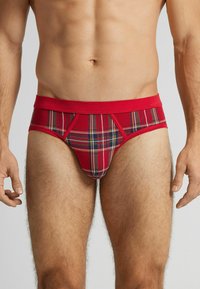 Pánské červené kostkované slipy z bavlněné směsi, s kontrastním pasem, klasickým střihem a vyznačenými švy pro lepší strukturu.