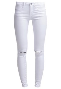 Białe dopasowane jeansy z rozcięciami na kolanach, frontowym zapięciem na guziki, suwakiem i designem z pięcioma kieszeniami.