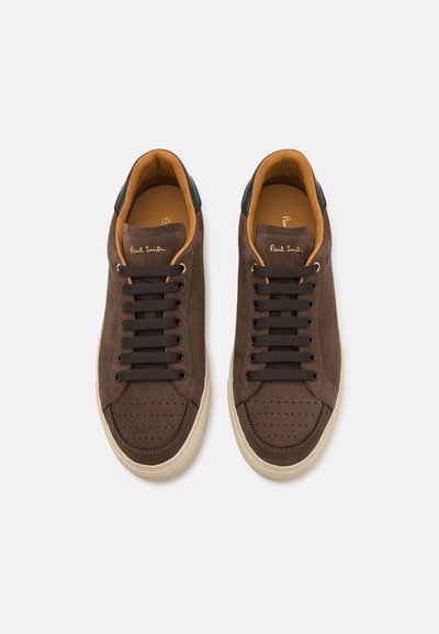 Sneaker in suede marrone con tallone nero, punta perforata e lacci piatti marroni. Logo dorato sulla soletta beige. Suola in gomma.