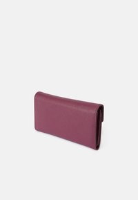 Bordo novčanik izrade od teksturiranog sintetičkog materijala, s elegantnim pravokutnim oblikom i dizajnom na preklop s suptilnim šavnim detaljima.