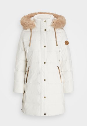 Weißer gepolsterter Mantel mit abnehmbarem Kunstfellkapuze, goldenen Akzenten, Reißverschlusstaschen und einem Logo-Patch am Ärmel. Glatte Textur.