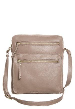Sac bandoulière en cuir taupe avec deux poches avant zippées et une sangle d'épaule réglable.