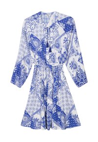 Vestido de patrón azul y blanco con mangas largas, un lazo en el cuello y una cintura ceñida. Presenta diversos diseños geométricos.