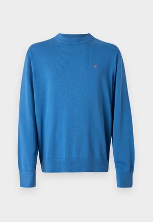 Blauer Strickpullover mit Rundhalsausschnitt, gerippten Bündchen und Saum. Besitzt ein kleines rotes Logo auf der Brust. Glatte Textur, leichtes Material.