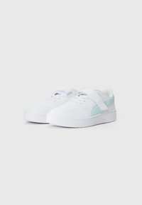Une paire de baskets blanches avec des rayures latérales bleu clair, dotées de lacets et d'une seule sangle velcro sur chaque chaussure.