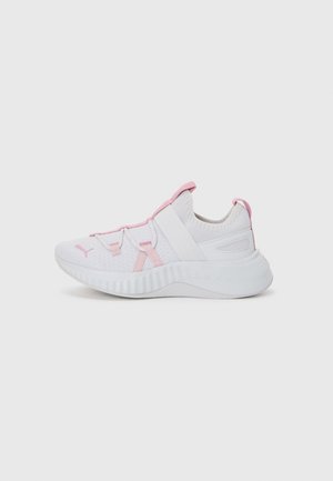 Hvit sportssko med rosa detaljer, med en strukturert strikket overdel, elastiske remmer og en polstret såle med riller.