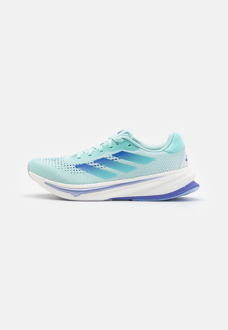 Heled sinine jooksujalanõud, millel on võrkmaterjalist pealis, lamedad paelad ja tekstuuriga tallad. Külgedel on kolm sinist triipu ning pehmendav vahekiht.