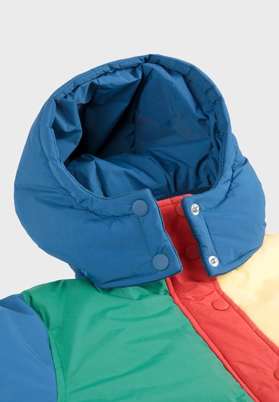 Giacca puffer color-block con sezioni blu, verde, rossa e gialla. Presenta un colletto alto e chiusure a pressione sul collo. Tessuto testurizzato.