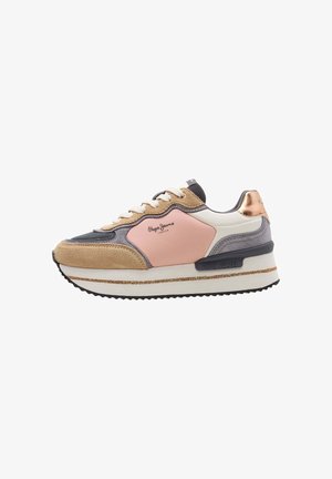 Lage sneaker met beige, roze, grijze en witte panelen, witte veters, metallic roségouden hiel en "Pepe Jeans" branding op de zijkant en zool.