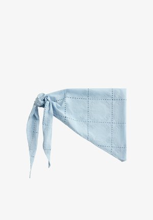 Lyseblåt trekantet tørklæde med broderede blomsterdekor og en knude i den ene ende mod en hvid baggrund.