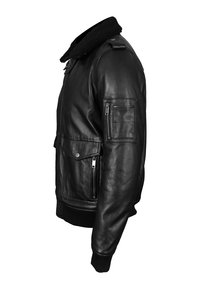 Chaqueta bomber de cuero negro con un cuello de borreguito, bolsillos con cremallera y solapa, puños acanalados y cinturilla, que presenta un diseño robusto.