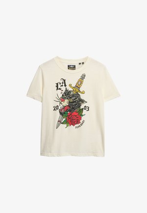 Crèmekleurig katoenen T-shirt met een afbeelding van een zwarte kat die een rode roos en een zwaard vasthoudt, met de tekst "LA 2003."