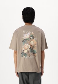 Only & Sons ONSAARAV LIFE TEE UNISEX - Camiseta estampada - desert taupe